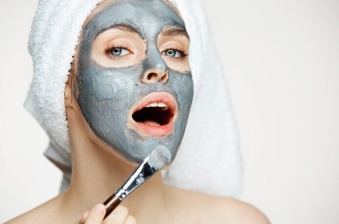 Cara a Cara: ¿Limpieza Facial o Peeling, Cuál es la Mejor Opción? 1 cara a cara limpieza facial o peeling cual es la mejor opcion