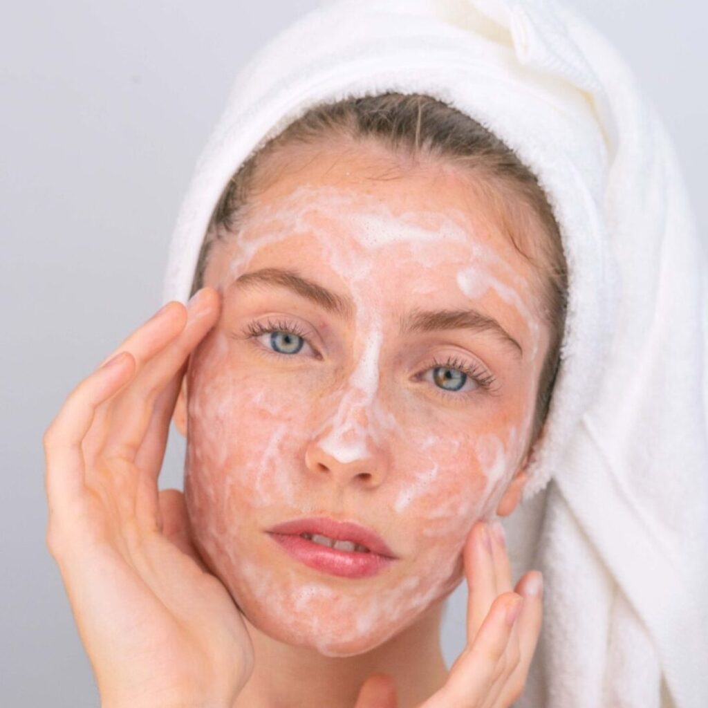 Errores post-limpieza facial: ¡Lo que no debes hacer! 1 errores post limpieza facial lo que no debes hacer